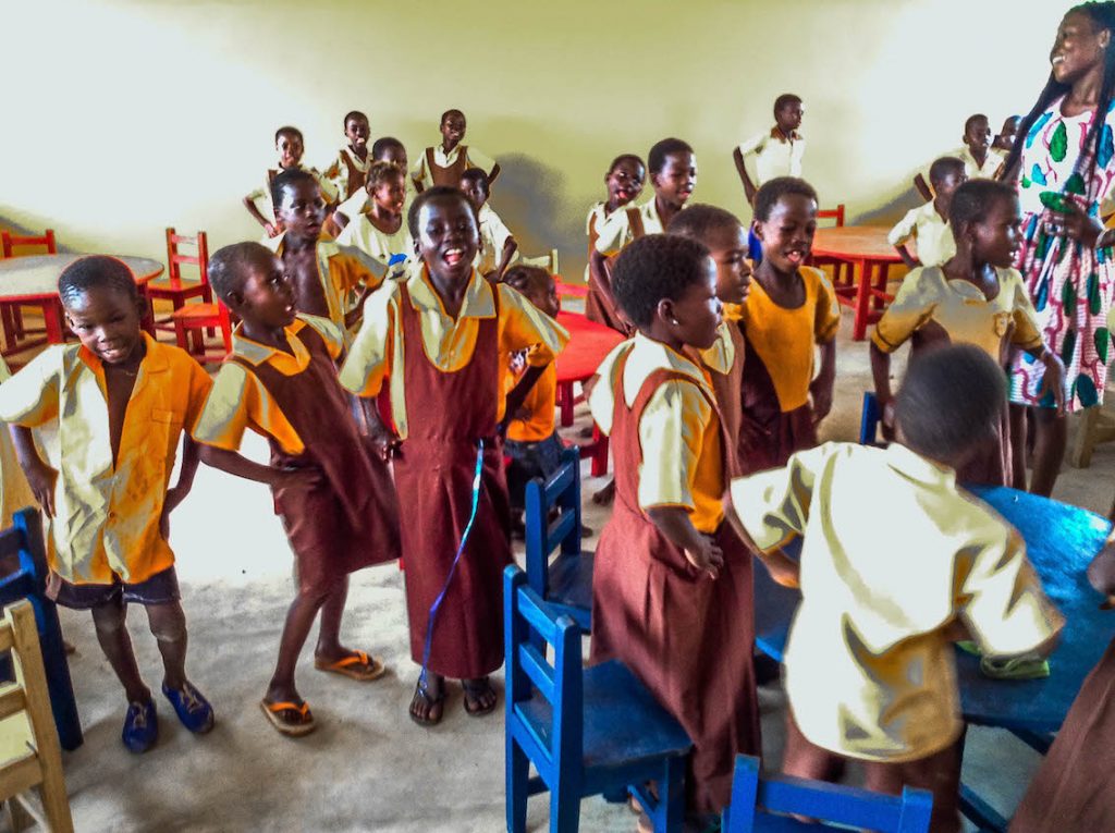 gloria-the-girls-club-intern-saying-and-dancing-with-the-kg-students-of-kpduli-in-the-new-school-building